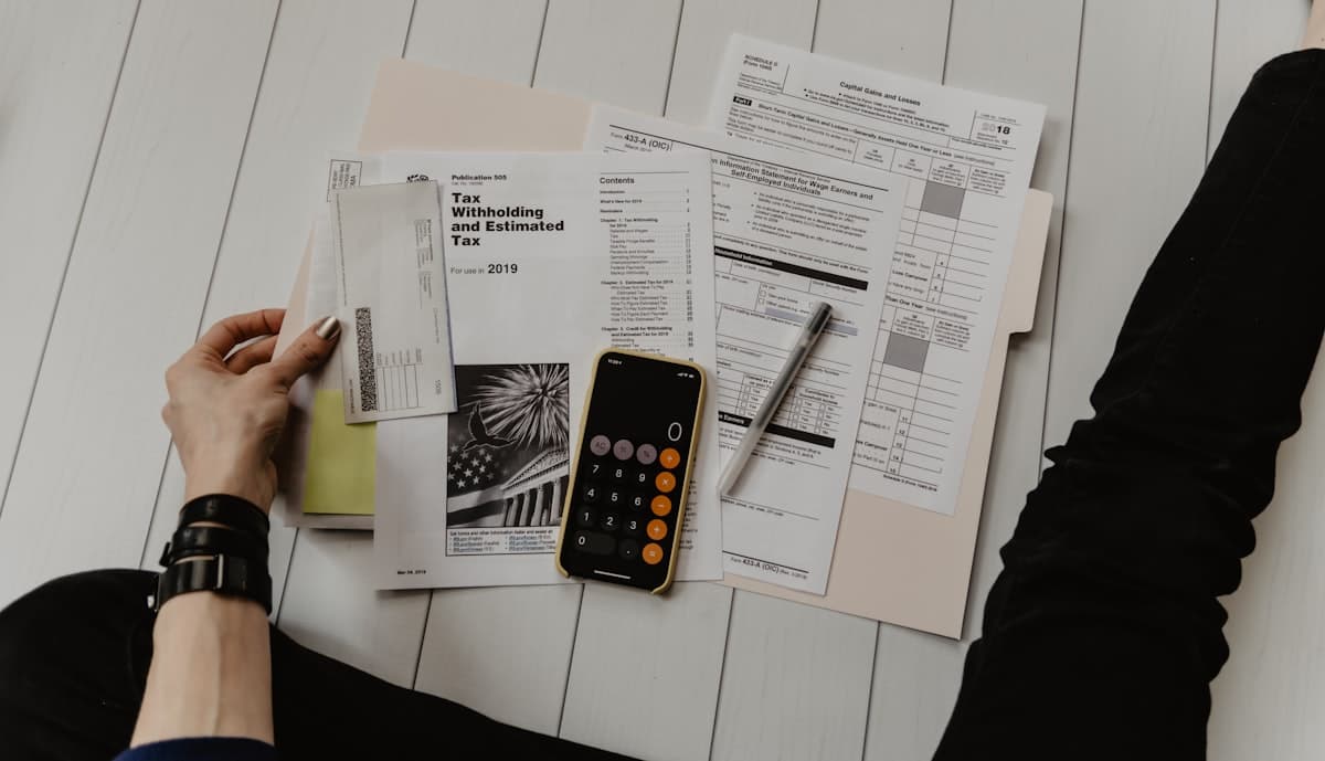 Documentos e calculadora sobre mesa