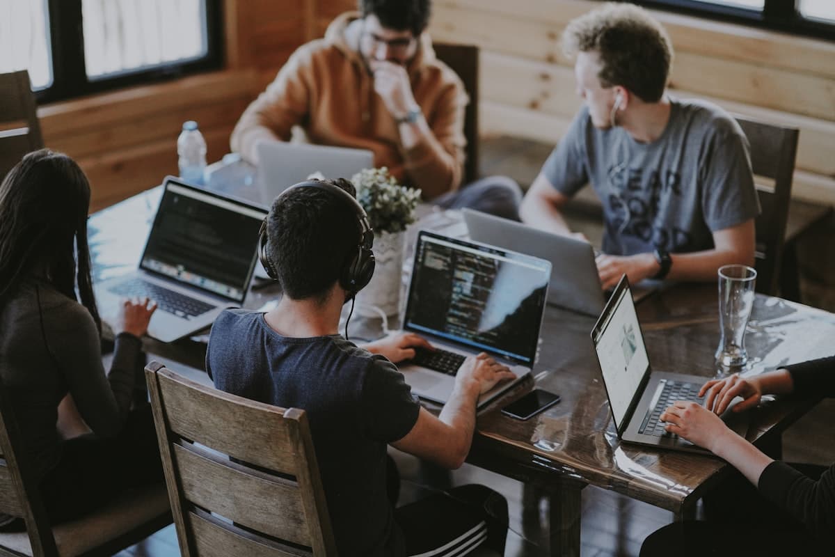 Equipe colaborando em escritório